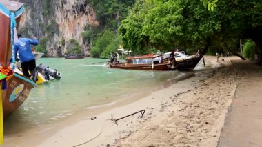Manzaralı bir Krabi plajına demir atmış tekneler.