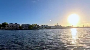 Muhteşem bir günbatımında sakin bir tekne gezisi