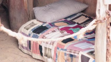 Yatak ve şömineli rahat bir kulübe.