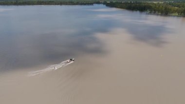 Sürat teknesi sakin bir göl yüzeyinde süzülüyor.