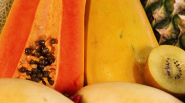 Çeşitli taze meyvelerin canlı gösterisi
