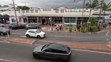 Şehrin yaya geçidinde yol alan arabalar ve yayalar