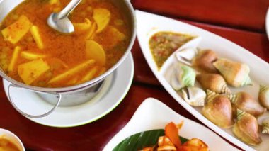 Ao Nang restoranında çok lezzetli Tayland yemekleri servis ediliyor.