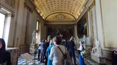 Floransa 'daki Uffizi Galerisini gezen ziyaretçiler
