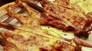 Yüzen bir markette leziz ızgara tavuk.