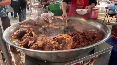 Açık hava pazarında büyük et yemekleri pişirmek..