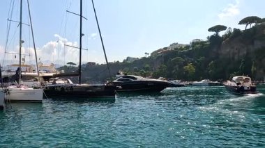 Sorrento, Napoli limanında yol alan tekneler.