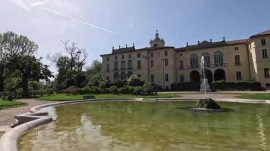 Merkezi çeşmeli sakin bir park.