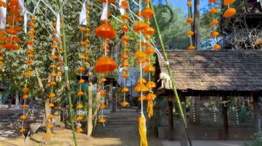 Sallanan portakal süslemeleri rüzgarda sallanıyor