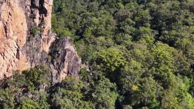 Nimbin, NSW, Avustralya 'nın yemyeşil ve çarpıcı kaya oluşumlarını gün ışığında gösteren hava görüntüleri.