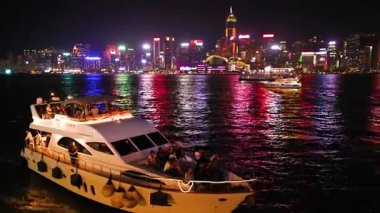 Arka planda şehir ışıklarıyla tekne turu