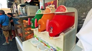 Napoli 'de renkli içecekler ve pizza sergileniyor