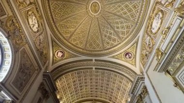 Floransa 'da ziyaretçiler sanat ve mimariye hayran