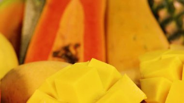 Karışık taze meyvelerin canlı gösterisi