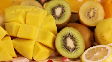 Çeşitli taze meyvelerden oluşan canlı bir karışım.