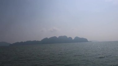 Zamanla sakin deniz ve uzak adalar