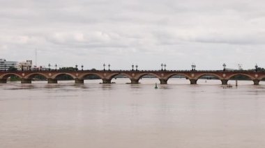 Köprü, arka planda şehir manzarası ile nehri gerer