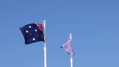 İki Avustralya bayrağı açık bir gökyüzünde dalgalanıyor