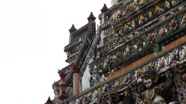 Wat Arun 'un karmaşık tapınak cephesine yakın çekim.