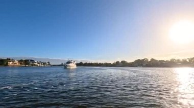 Altın Sahil nehri boyunca tekne gezintisi