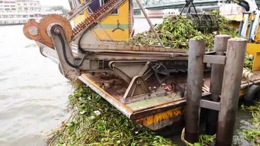 Tekne Bangkok nehrinden enkaz kaldırıyor