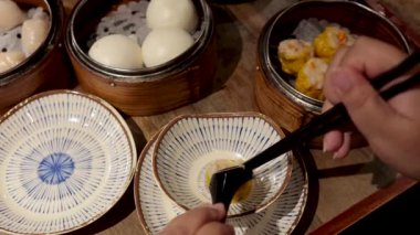 Hong Kong 'da lezzetli Dim Sum' un tadını çıkarıyorum.