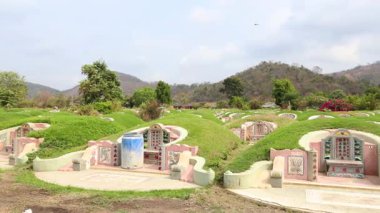 Huzurlu bir yamaçtaki mezarlığın zaman aşımı