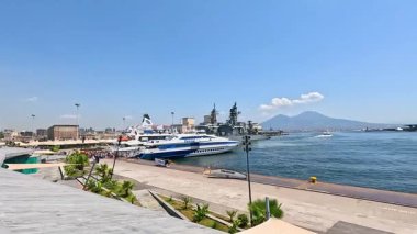 Napoli Limanı 'nda tekne ve gemiler