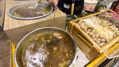 Bangkok 'ta sıcak şehriye çorbası pişirip servis ediyorlar.