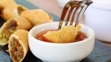 Biber sosuna batırılmış börek.