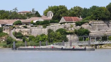 Blaye 'deki nehir kıyısındaki tarihi binalar