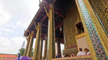 Wat Phra Kaew 'in Bangkok' taki dinamik görüntüsü, doğal gün ışığı altında karmaşık mimari ve canlı renkler sergiliyor.