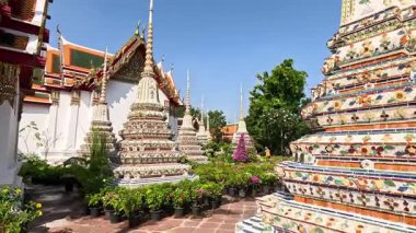 Turistler pagoda ve tapınak mimarisine hayran.