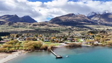 Göl, dağlar ve kasabanın havadan görünüşü