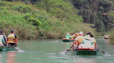 Kayıklar yemyeşil, Ninh Binh 'de sakin bir nehir.