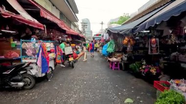 Yoğun bir açık hava pazarında hareketli bir aktivite