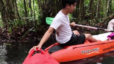 Tayland, Krabi 'de sakin bir kanalı keşfediyorum.