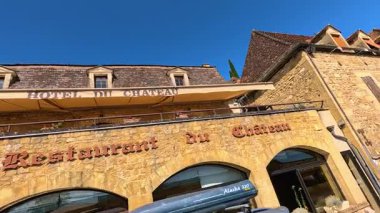 Manzaralı ve berrak gökyüzü olan taş bina