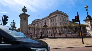 Buckingham Sarayı yakınlarında turistler ve araçlar