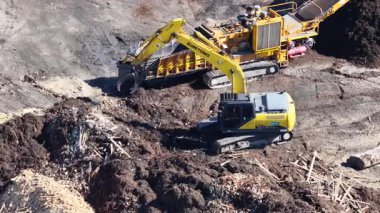 İnsansız hava aracı kazıcı ve traktörü, güpegündüz bir inşaat sahasında toprak ve gübre taşırken yakalıyor.