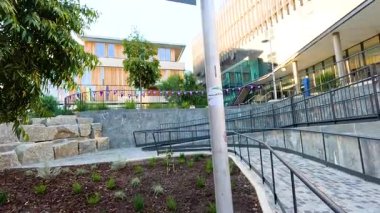 Üniversite binalarına ve patikalara huzurlu bir bakış açısı