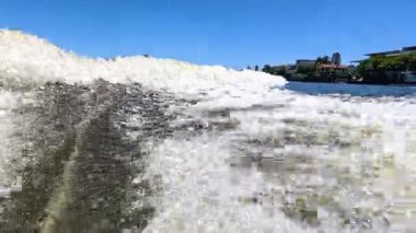 Güneşli Altın Sahili 'ne güçlü dalgalar çarpıyor