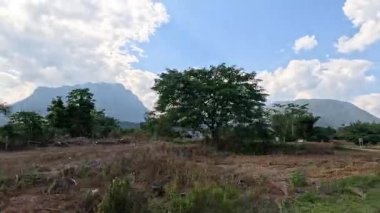 Dağlık bir alana doğru kırsal bir yolun ilerlemesi