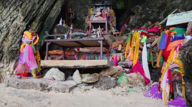 Doğal bir mağara ortamında canlı bir türbe.