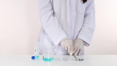 Bakır sülfat ve demir ile kimyasal reaksiyonu gösteriyor.