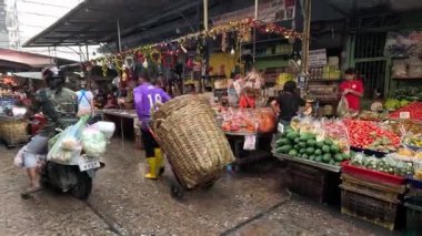 Tedarikçiler ve müşteriler yoğun bir pazarda etkileşim halindeler..