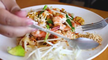 Pad Thai yemeğine limon ve fıstık ekliyorum.