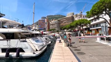 Yatlar ve Monte Carlo Limanı 'ndaki insanlar