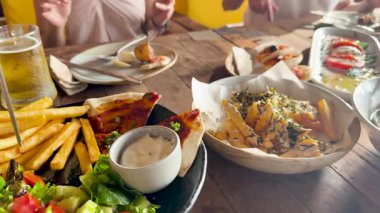 Phuket 'te bir plaj kulübünde çeşitli yemekler ve içkilerle sıradan bir yemek sahnesi. Ilık aydınlatma rahatlatıcı atmosferi güçlendirir.