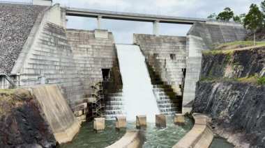 Barajın üzerinden akan sular nehre dökülür.